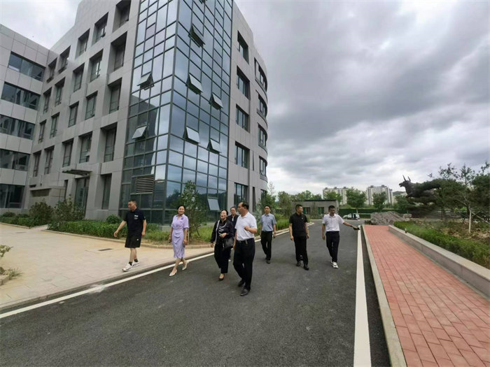 重慶市武隆區(qū)經信委、鄉(xiāng)村振興局、環(huán)保局及鴨江鎮(zhèn)、平橋鎮(zhèn)、長壩鎮(zhèn)等有關部門領導蒞臨勁牛集團考察指導。