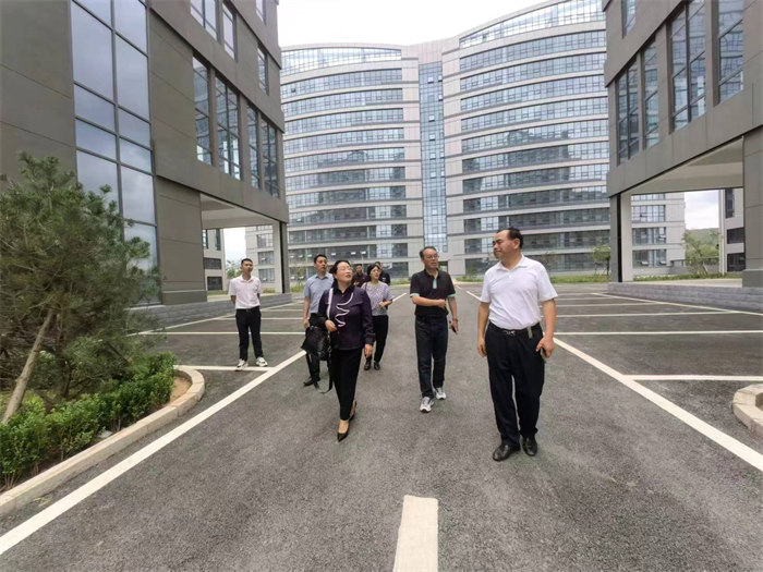 勁牛集團董事長張子毅介紹了公司生物園區(qū)內辦公、研發(fā)、科研、生產及流水線等基本情況，特別介紹了公司業(yè)務范圍、技術的先進性以及濟南高新區(qū)的優(yōu)惠政策等。